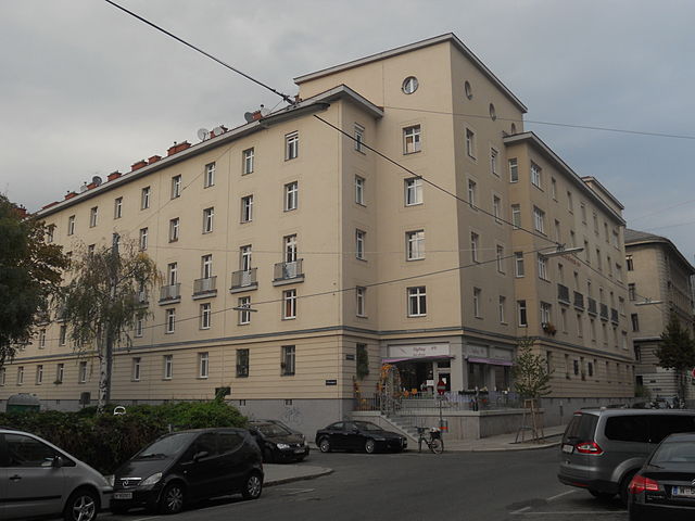 Sozialer Wohnbau am Alsergrund: Karl-Schönherr-Hof (Foto: WikiMedia Commons)