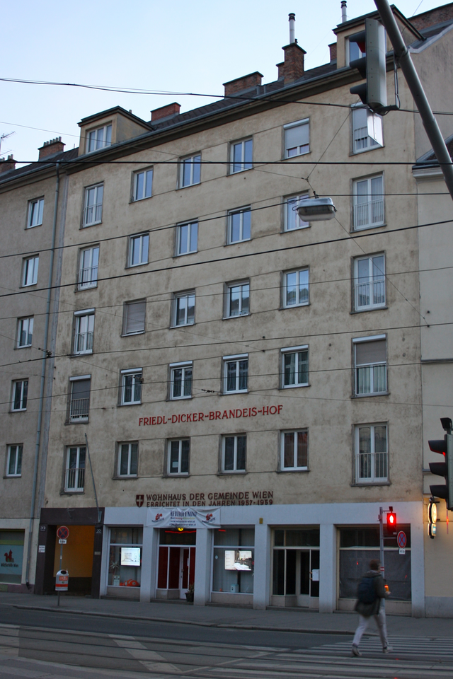 Sozialer Wohnbau am Alsergrund: Friedl-Dicker-Brandeis-Hof (Foto: WikiMedia Commons)