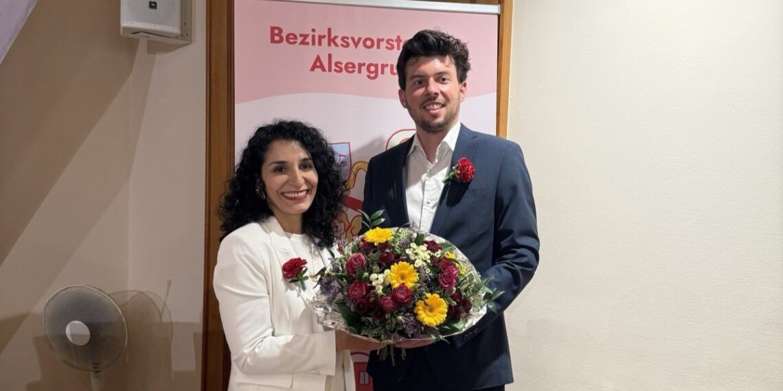 Bezirksvorsteherin Saya Ahmad und ihr Stellvertreter Christian Sapetschnig bei der Angelobung