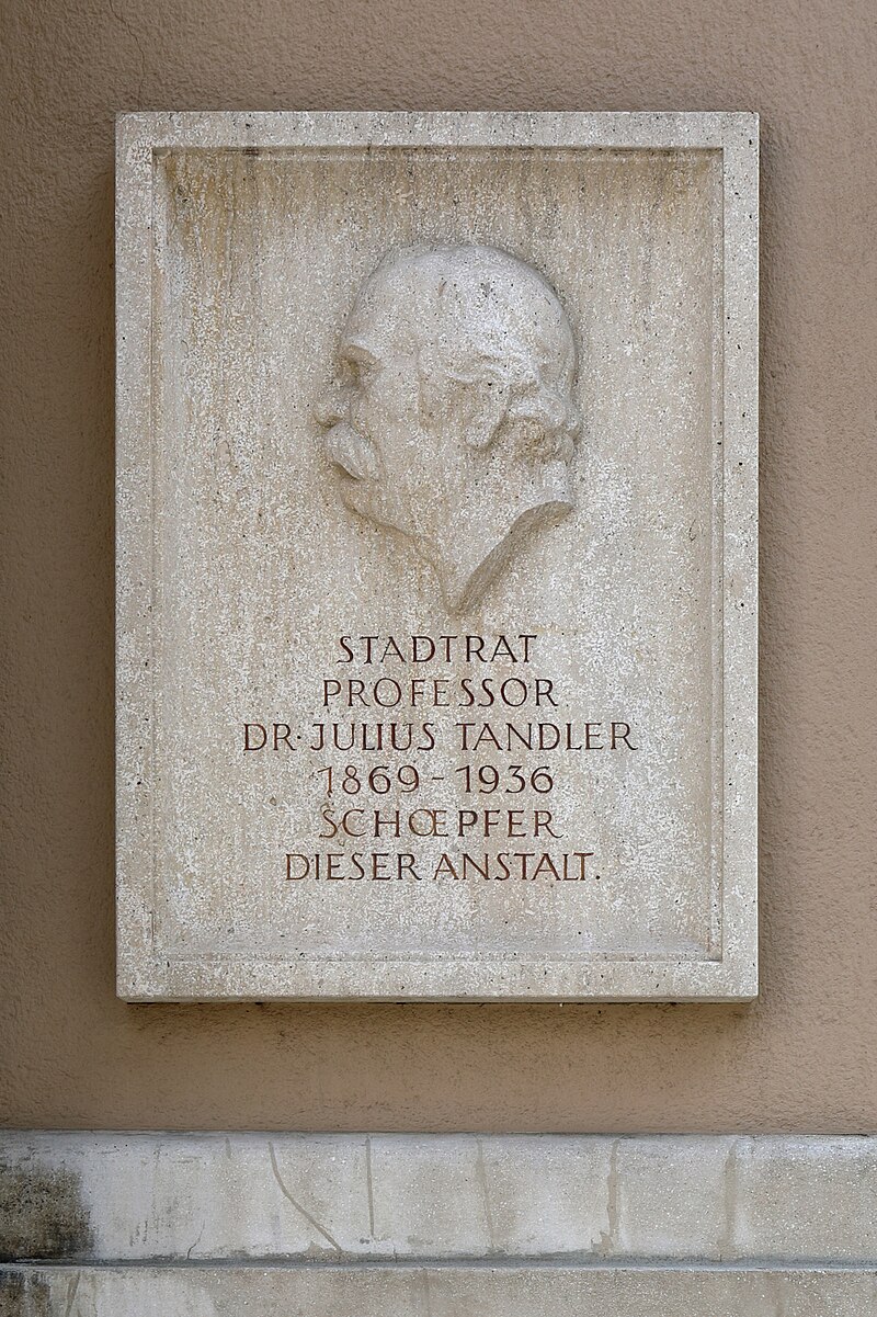 Julius Tandler war eine bedeutende Person am Alsergund.