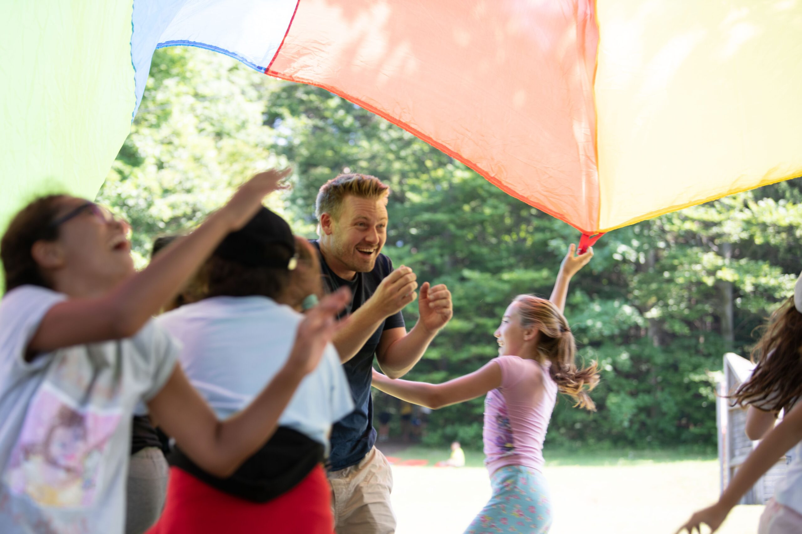Bild von spielenden Kindern mit dem Präsidenten der WIJUG
